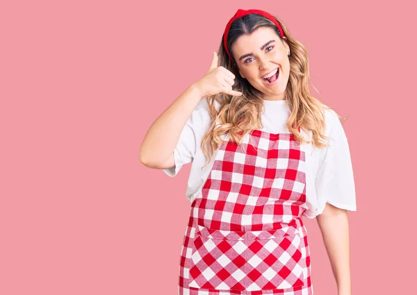 Mulher Branca Jovem Vestindo Avental Sorrindo Fazendo Gesto Telefone Com — Fotografia de Stock