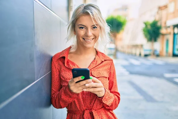 Giovane Donna Bionda Sorridente Felice Utilizzando Smartphone Città — Foto Stock