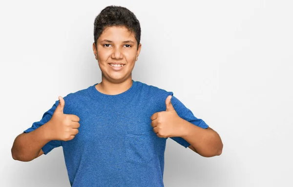 Tonåring Hispanic Pojke Bär Casual Kläder Framgång Tecken Gör Positiv — Stockfoto