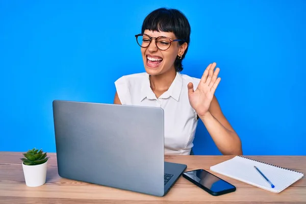 Hermosa Morena Mujer Trabajando Oficina Haciendo Videollamada Sonriendo Riendo Voz — Foto de Stock