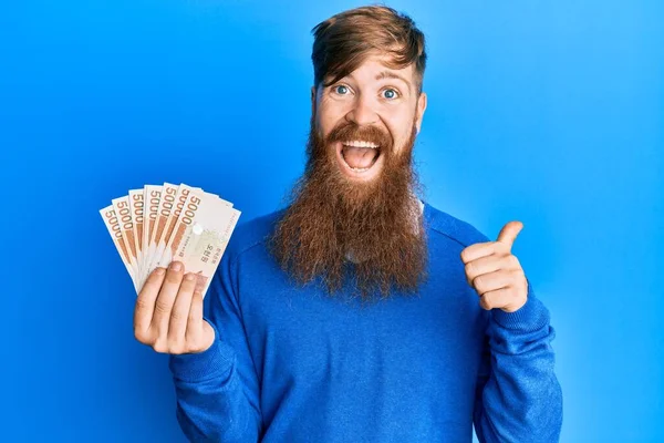 Young Irish Redhead Man Holding 5000 South Korean Won Banknotes — Stock Photo, Image