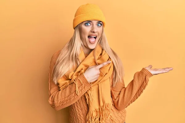 Junge Kaukasische Frau Wollenen Winterpullover Und Mütze Staunend Und Lächelnd — Stockfoto