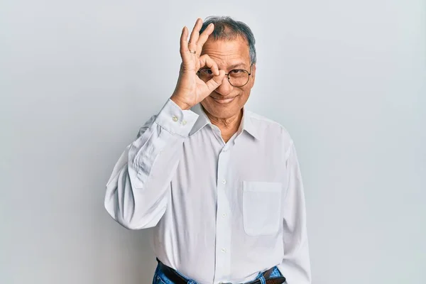 Orta Yaşlı Hintli Adam Günlük Kıyafetler Gözlük Takıyor Hareketleriyle Gülümsüyor — Stok fotoğraf