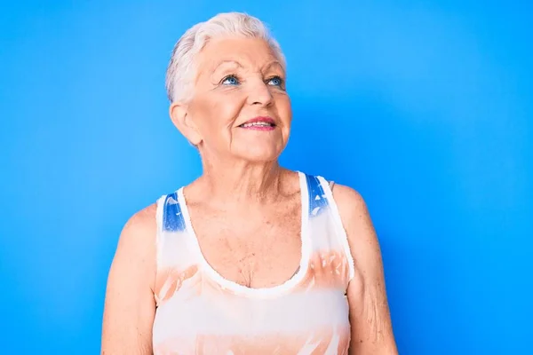 Senior Bella Donna Con Gli Occhi Azzurri Capelli Grigi Indossa — Foto Stock