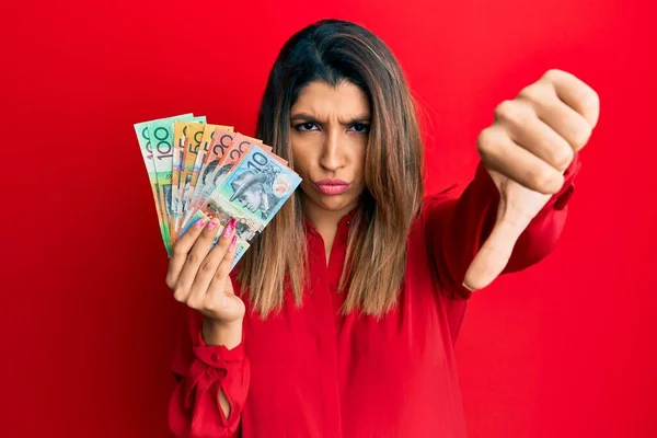 Belle Femme Brune Tenant Des Dollars Australiens Regardant Malheureux Colère — Photo