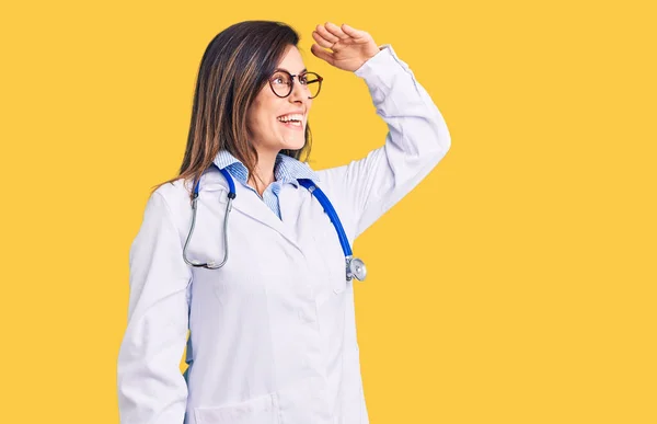 Jonge Mooie Vrouw Draagt Dokter Stethoscoop Bril Erg Blij Glimlachend — Stockfoto