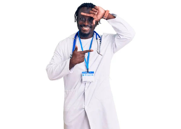 Jovem Afro Americano Com Tranças Usando Estetoscópio Médico Passe Sorrindo — Fotografia de Stock