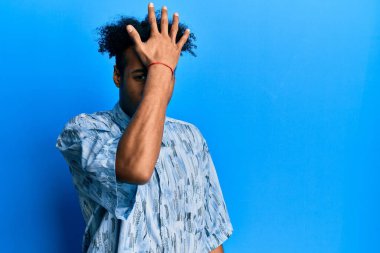 Sakallı, sıradan kıyafetler giyen, el ele tutuşup hata yapan Afrikalı genç bir Amerikalı. Hatayı hatırla. Unuttum, kötü hafıza kavramı. 