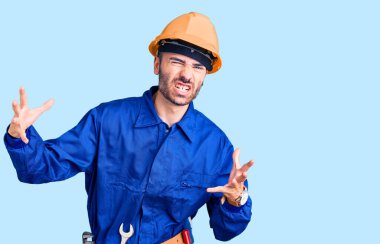 İspanyol üniformalı genç adam öfkeyle bağırıyor, elleri boğazlamaya çalışıyor, deli gibi bağırıyor. 