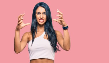 Güzel İspanyol kadın gündelik giysiler içinde öfkeden çıldırmış bağırıyor elleri boğazlamaya çalışıyor, deli gibi bağırıyor. 