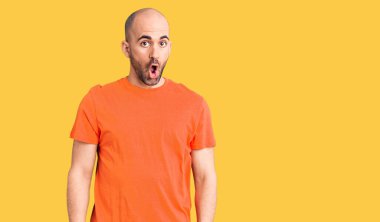 Genç yakışıklı adam, sıradan bir tişört giyiyor. Şaşırtıcı bir ifade, korku ve heyecan dolu bir yüz ifadesi var.. 