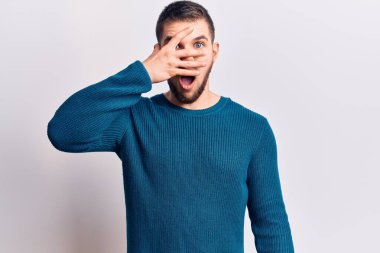 Genç yakışıklı adam, sıradan bir süveter giyiyor. Şoka giriyor, yüzünü ve gözlerini eliyle kapatıyor, parmaklarından bakıyor. 