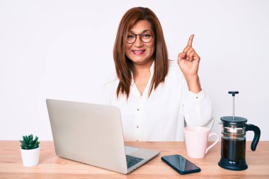 Ofiste çalışan esmer, esmer bir kadın bir fikir ya da soru işareti ile şaşırdı. 