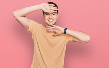 Gündelik giysiler giyen, neşeli gülümseyen, ellerini göstererek bön bön bakan genç beyaz bir adam. Şaşırdım ve çıktım. 