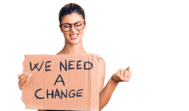 Elinde güzel bir bayrak tutan genç bir kadına ihtiyacımız var. Öfkeyle bağıran, öfkeyle bağıran ve el kaldıran bir afişe. 