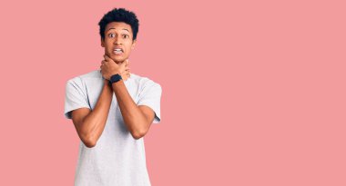 Genç, Afro-Amerikan bir adam günlük kıyafetler giyip bağırıyor ve boğularak ölüyor çünkü boğularak can yakıyor. Sağlık problemi. Boğulma ve intihar konsepti. 