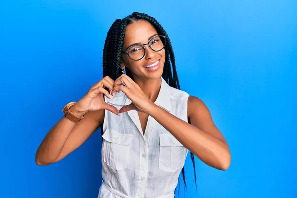 Belle Femme Hispanique Portant Des Vêtements Décontractés Des Lunettes Souriant — Photo