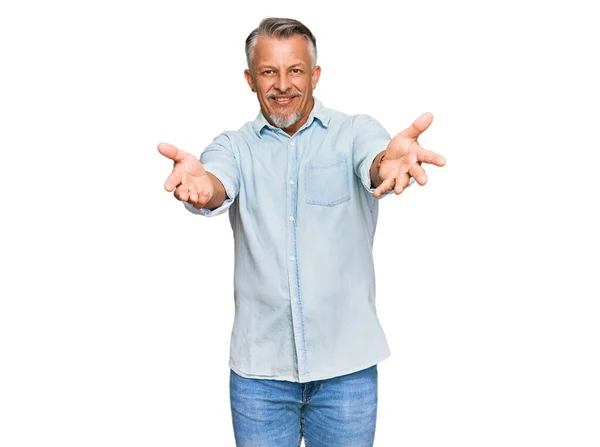 Μεσήλικας Γκριζομάλλης Άντρας Που Φοράει Καθημερινά Ρούχα Χαμογελώντας Χαρωπός Προσφέροντας — Φωτογραφία Αρχείου