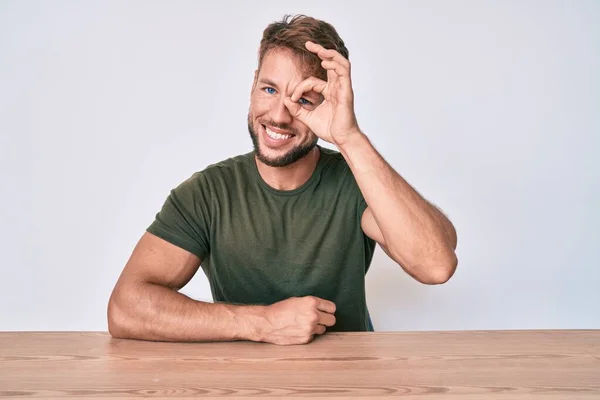 Jonge Blanke Man Casual Kleding Zittend Tafel Doet Gebaar Met — Stockfoto