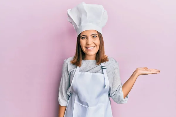 Joven Hermosa Mujer Con Uniforme Cocinero Profesional Sombrero Sonriente Alegre — Foto de Stock