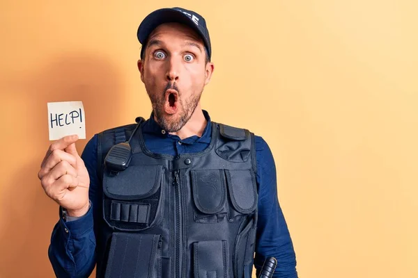 Handsome Policeman Wearing Uniform Bulletprof Holding Reminder Help Message Scared — Stok fotoğraf