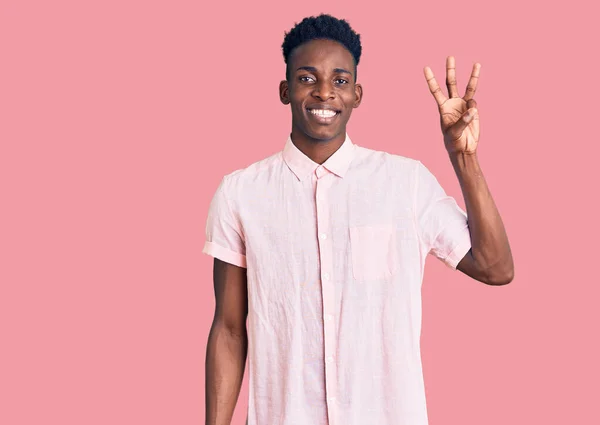 Молодой Африканский Американец Повседневной Одежде Показывает Пальцем Номер Три Улыбаясь — стоковое фото