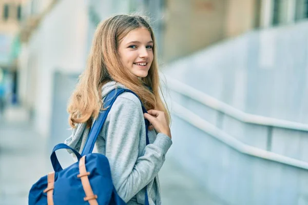 Hermosa Estudiante Caucásica Adolescente Sonriendo Feliz Universidad —  Fotos de Stock