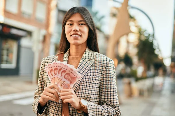 Jovem Mulher Negócios Asiática Sorrindo Feliz Segurando Notas Yuan Chinês — Fotografia de Stock