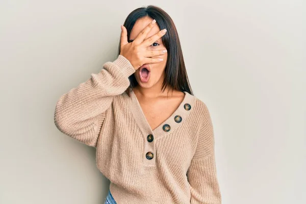 Jong Mooi Latino Meisje Dragen Casual Winter Trui Gluren Shock — Stockfoto