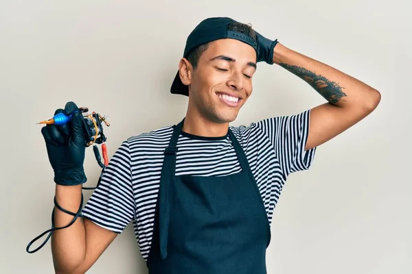 Joven Hombre Afroamericano Guapo Artista Del Tatuaje Con Uniforme Profesional —  Fotos de Stock