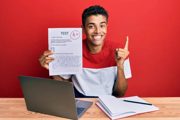 Joven Hombre Afroamericano Guapo Mostrando Examen Aprobado Sonriendo Con Una —  Fotos de Stock