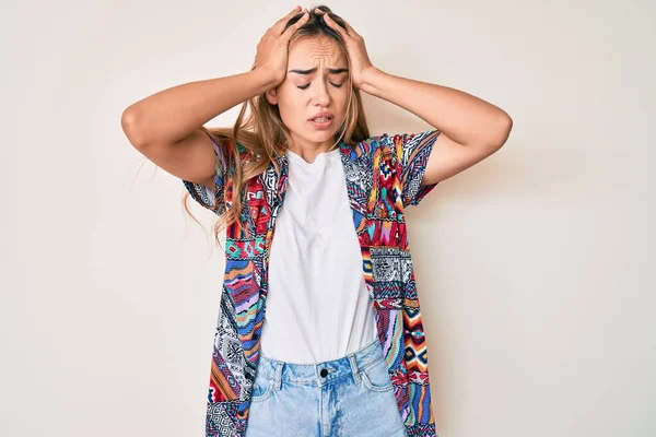 Genç Sarışın Modern Kıyafetler Giyen Baş Ağrısı Çeken Çaresiz Stresli — Stok fotoğraf