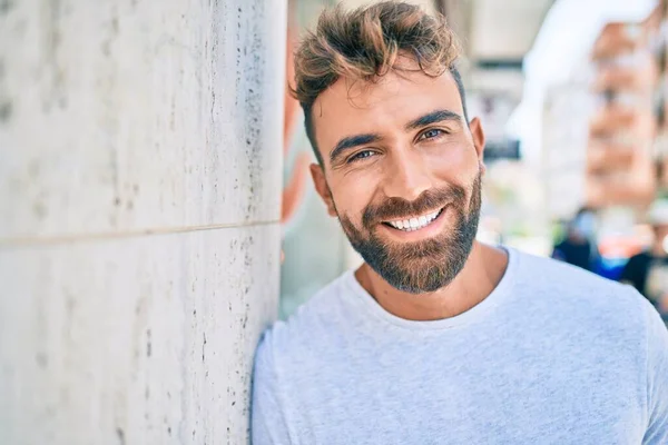 Joven Hombre Hispano Sonriendo Feliz Apoyado Pared Ciudad — Foto de Stock