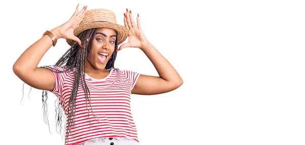 年轻的非洲裔美国女人 头戴辫子 头戴夏帽 笑容满面 打起精神来 很惊讶也很兴奋 — 图库照片
