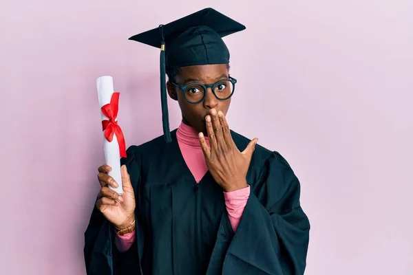 Niña Afroamericana Joven Con Gorra Graduación Bata Ceremonia Con Diploma — Foto de Stock