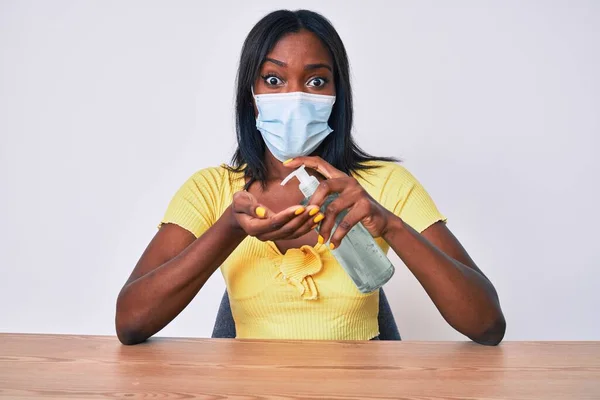 Young African American Woman Wearing Medical Mask Holding Hand Sanitizer — Φωτογραφία Αρχείου