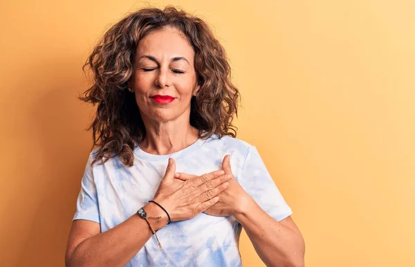 Mujer Hermosa Mediana Edad Con Camiseta Tinte Casual Pie Sobre — Foto de Stock