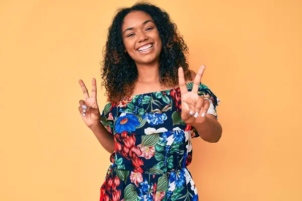 Jovem Afro Americana Vestindo Roupas Casuais Sorrindo Olhando Para Câmera — Fotografia de Stock