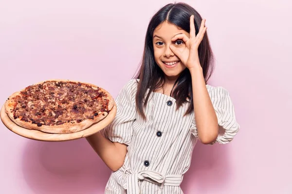 Menina Bonita Segurando Pizza Italiana Sorrindo Feliz Fazendo Sinal Com — Fotografia de Stock