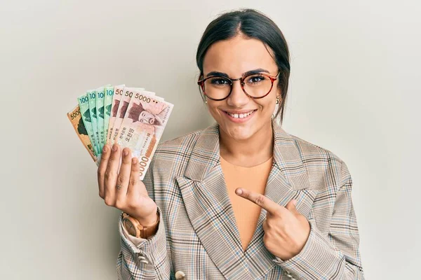 Young Brunette Woman Holding 5000 South Korean Won Banknotes Smiling — Stock Photo, Image