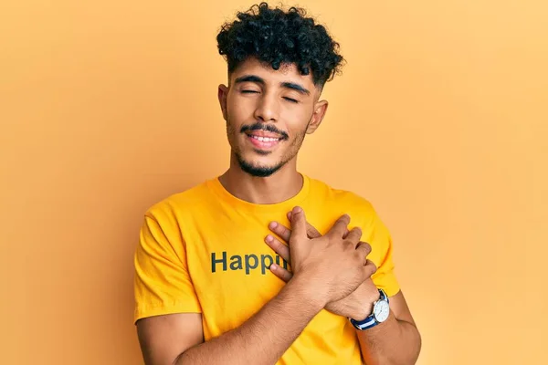 Молодий Арабський Красивий Чоловік Сорочці Щасливим Словом Повідомлення Посміхається Руками — стокове фото
