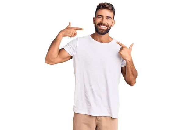 年轻的惊慌失措的男人穿着随意的白色T恤 笑容满面 用手指 牙齿和嘴指尖 牙齿健康概念 — 图库照片