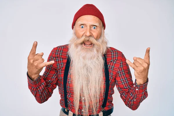 Velho Homem Sênior Com Cabelos Grisalhos Barba Comprida Vestindo Look — Fotografia de Stock