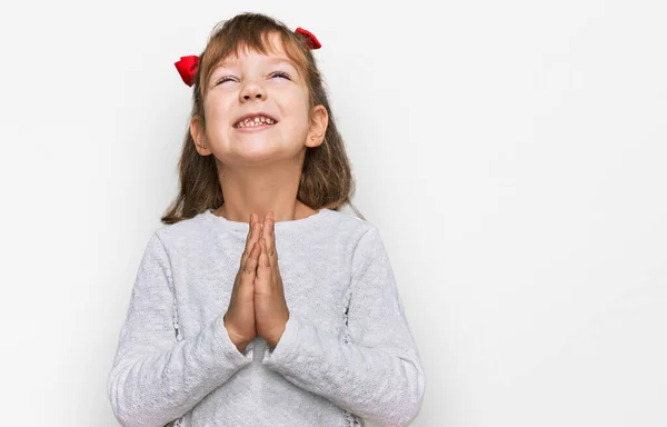 Kleine Kaukasische Mädchen Lässiger Kleidung Betteln Und Beten Mit Händen — Stockfoto