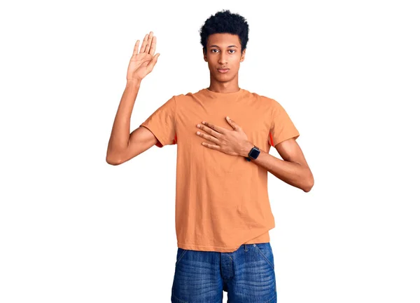年轻的非洲裔美国人 身穿休闲装 双手放在胸前 张开手掌 发誓效忠 — 图库照片