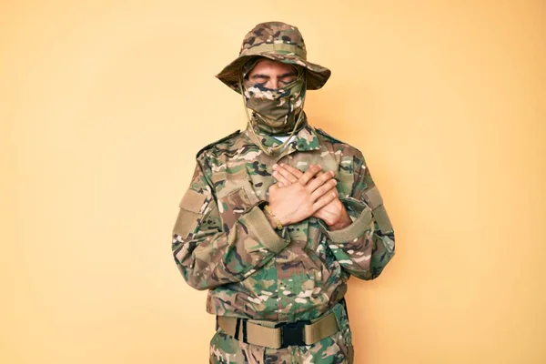 Mladý Pohledný Muž Maskáčové Vojenské Uniformě Balaklavou Usmívající Rukama Hrudi — Stock fotografie