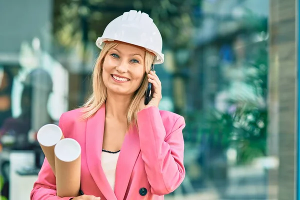 Jonge Kaukasische Architect Vrouw Glimlachen Gelukkig Met Behulp Van Smartphone — Stockfoto