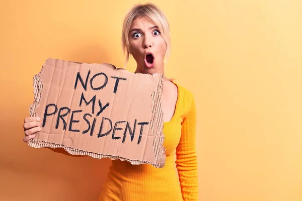 Ung Blond Kvinna Ber Demokrati Hålla Fana Med Inte Min — Stockfoto
