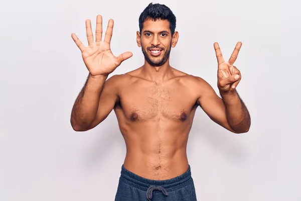 Mladý Latinský Muž Stojící Bez Košile Ukazuje Ukazuje Prsty Číslo — Stock fotografie