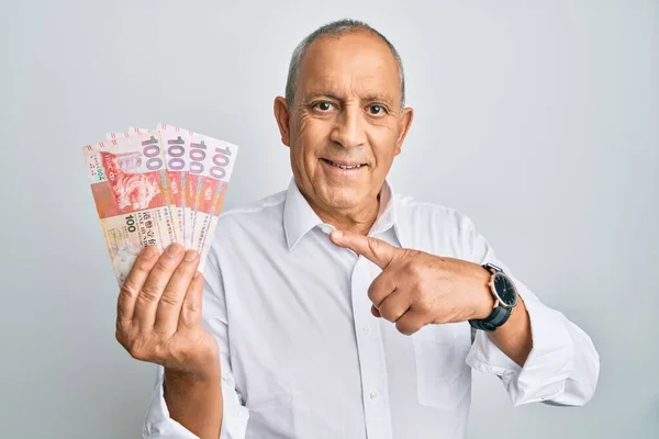 Hombre Mayor Guapo Sosteniendo Billetes 100 Hong Kong Dólares Sonriendo —  Fotos de Stock